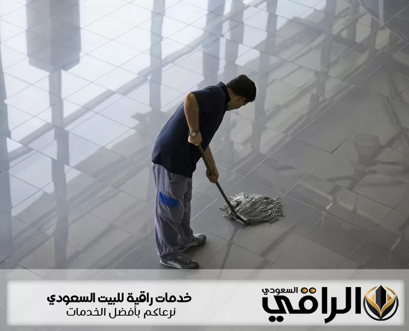 تنظيف أرضيات لامعة داخل مبنى باستخدام الممسحة للحفاظ على نظافة المكان ومظهره المرتب