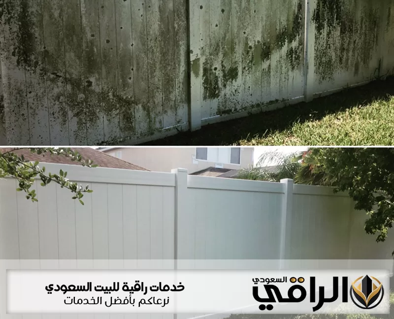 تنظيف واجهة وسور خارجي وإزالة الطحالب والأوساخ لتحسين مظهر المكان واستعادة النظافة بشكل واضح