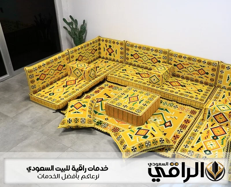 مجلس عربي بتصميم مميز وألوان زاهية يحتاج إلى تنظيف مفروشات متخصص.