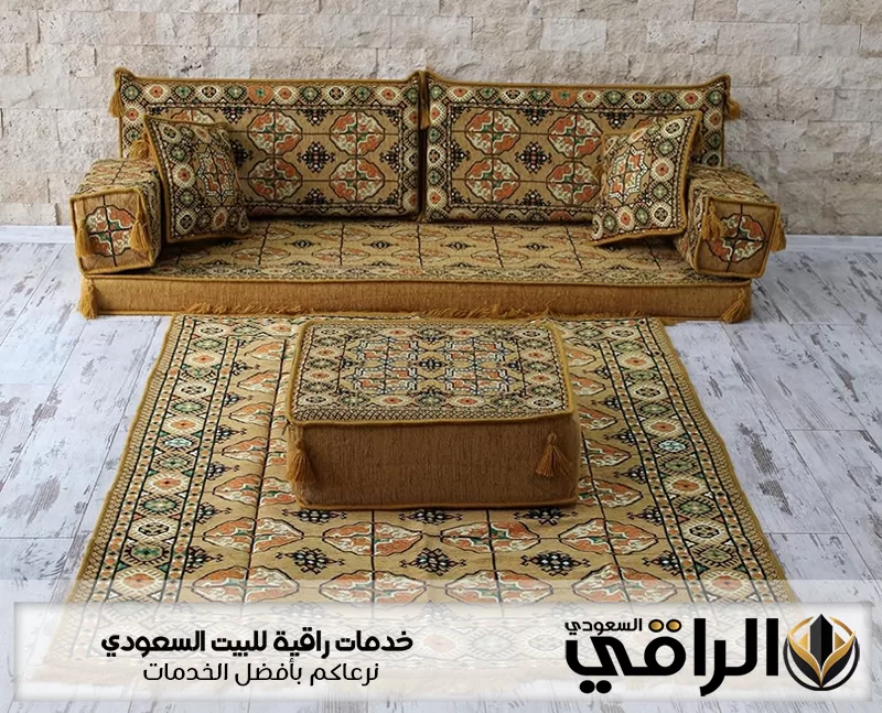 مجلس عربي مفروش بسجاد متناسق وتجهيز فاخر يحتاج إلى عناية وتنظيف متخصص.