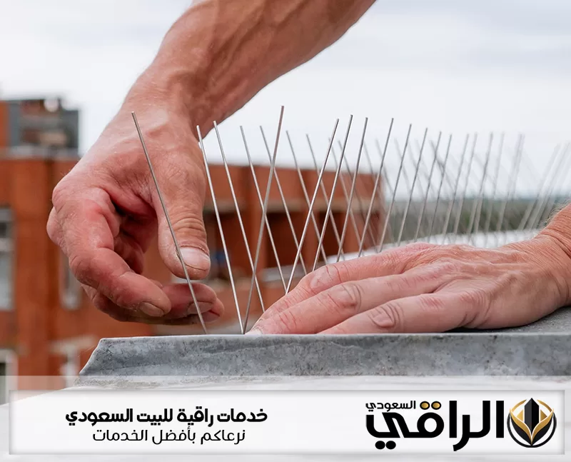 عامل يثبت صفوف أشواك معدنية على حافة سطح ضمن أعمال شركة تركيب طارد حمام بحفر الباطن لمنع تجمع الطيور