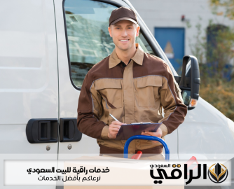 مندوب شركتنا يقف أمام سيارة نقل عفش ممسكًا بلوحة تسجيل الطلبات، مع عربة مخصصة لتحريك الصناديق والأثاث أثناء تنفيذ خدمة نقل العفش في تبوك.