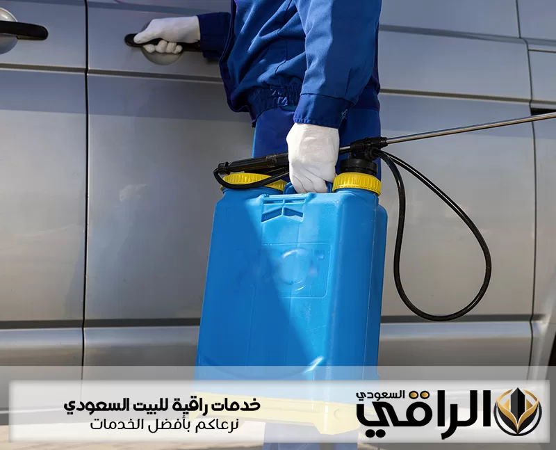 فني شركة مكافحة الحشرات بتيماء يحمل جهاز رش أزرق بجوار سيارة الخدمة استعدادا لمعالجة الموقع بدقة جدا
